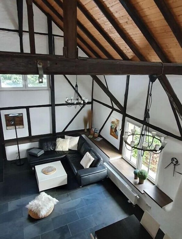 Smart-TV, Kamin, Bücher