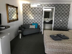 Muebles diferentes, escritorio y espacio para trabajar con laptop 