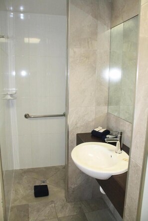 Een douche, een haardroger, handdoeken