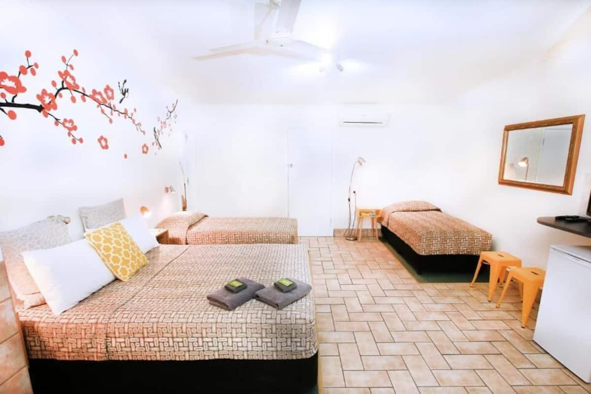 Muebles diferentes, escritorio y espacio para trabajar con laptop