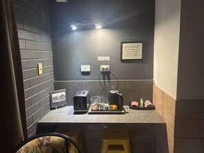 Individueel gemeubileerd, een bureau, een laptopwerkplek