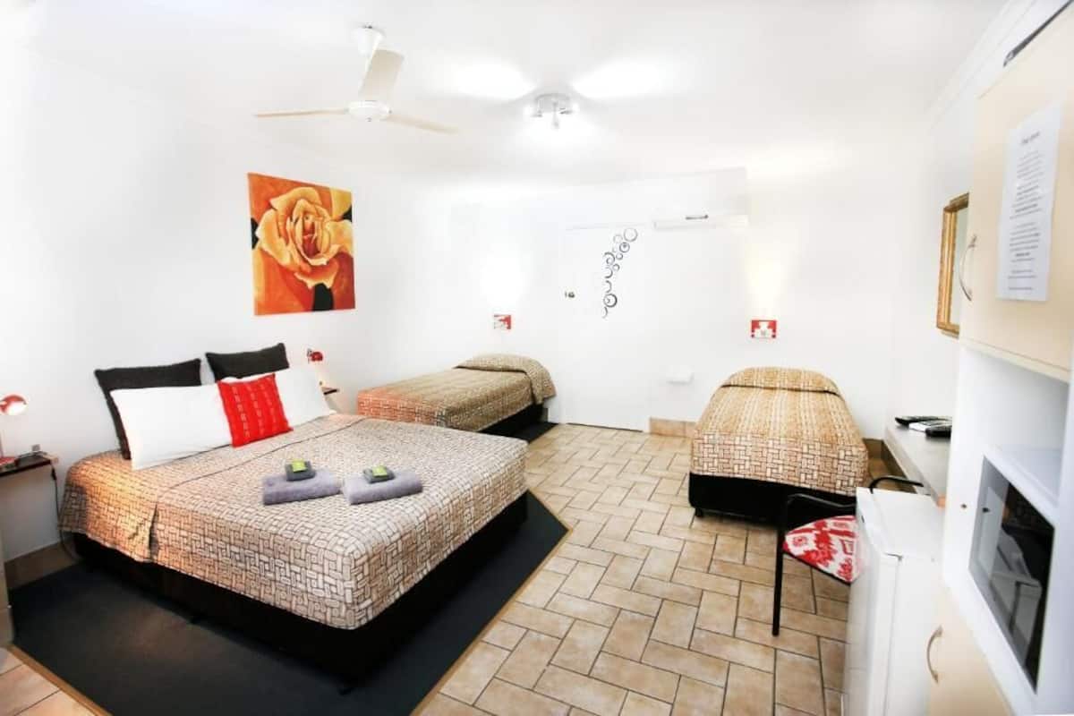 Muebles diferentes, escritorio y espacio para trabajar con laptop