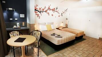 Rom – superior | Individuelt innredet, skrivebord og skrivebord for bærbar PC