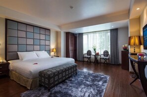 In-room safe, desk, blackout curtains, soundproofing - Skylark Boutique Hotel (Hanoi)