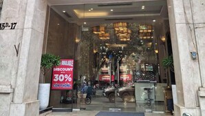 De ingang van Hotel Skylark Boutique met een bord waarop een korting van 30% aangegeven staat.