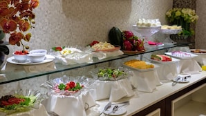 Een buffet met diverse soorten eten en toevoegingen.