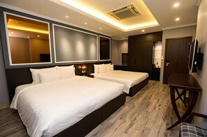 1 habitación, caja de seguridad en la habitación y escritorio 
