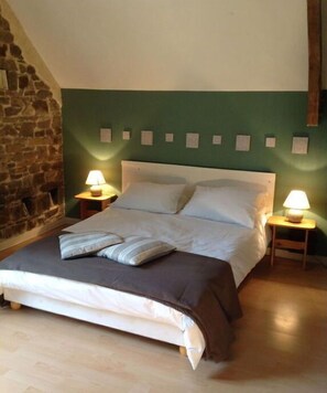 3 chambres, fer et planche à repasser