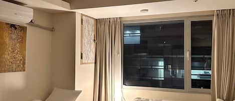 1 habitación, escritorio, tabla de planchar con plancha y wifi