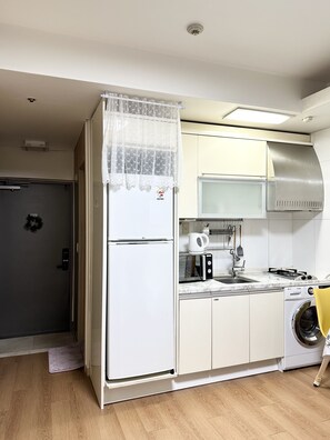 Kühlschrank, Wasserkocher, Kochgeschirr/Geschirr/Besteck