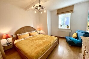 2 habitaciones, tabla de planchar con plancha y cuna de viaje 