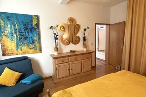 2 quartos, ferros/tábuas de passar roupa, berço de viagem