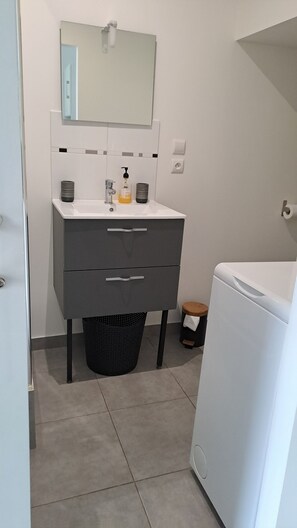 Een douche, handdoeken, toiletpapier