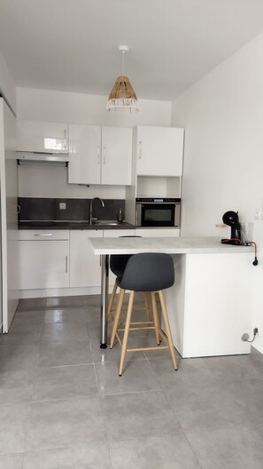 Kühlschrank, Ofen, Herdplatte, Wasserkocher mit Kaffee-/Teezubehör