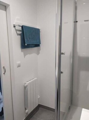 Ducha, toallas y papel higiénico