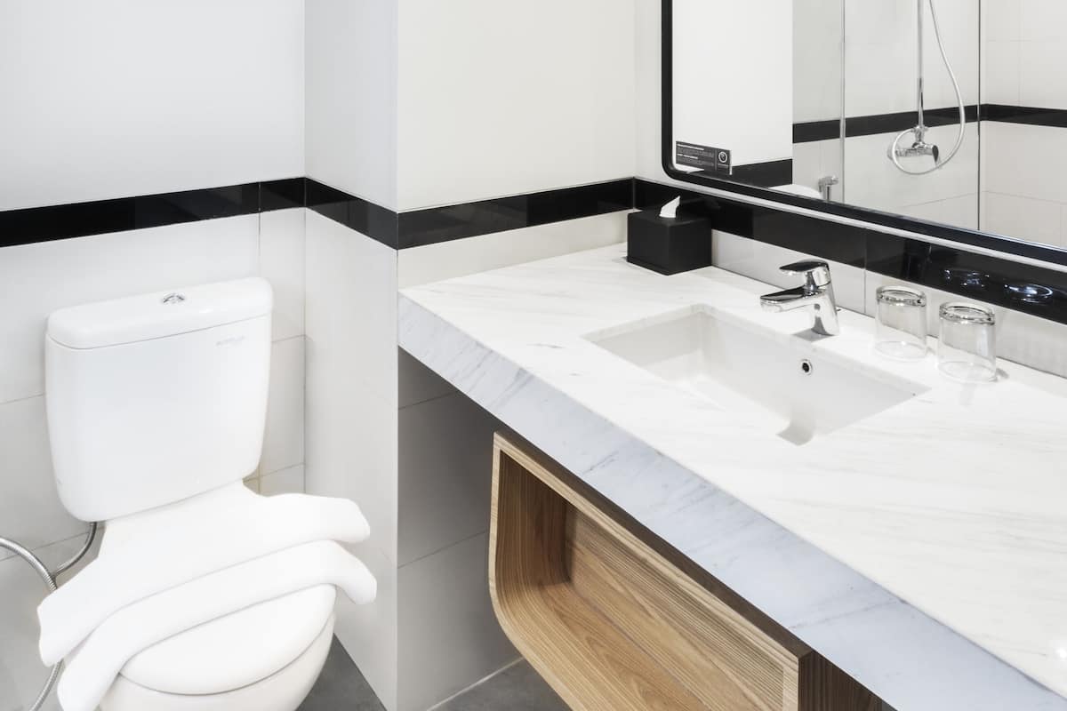 Shower, rainfall showerhead, free toiletries, hair dryer