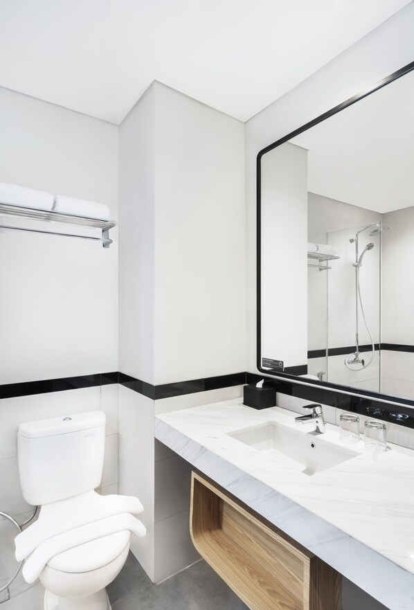 Shower, rainfall showerhead, free toiletries, hair dryer