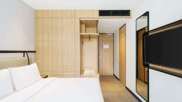 Standard Room, 1 Double Bed | In-room safe, desk, free WiFi, bed sheets