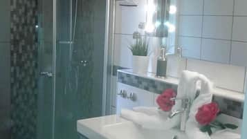 Douche, sĂšche-cheveux