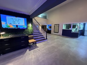 Lobby sitting area - Boardwalk Suites Lafayette (Lafayette)