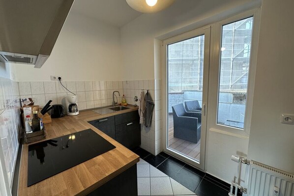 Fridge, oven, stovetop, dishwasher