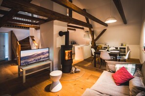 Smart-tv, eldstad, böcker och en stereo