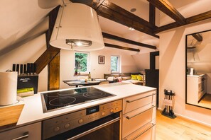 Fridge, oven, stovetop, dishwasher