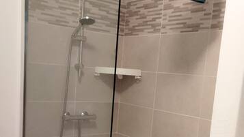 Douche, serviettes fournies, papier toilette