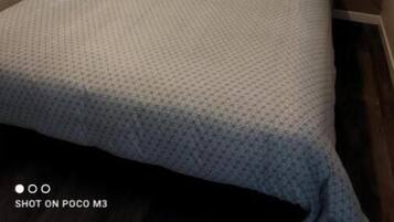 1 slaapkamer, een strijkplank/strijkijzer, gratis wifi, beddengoed