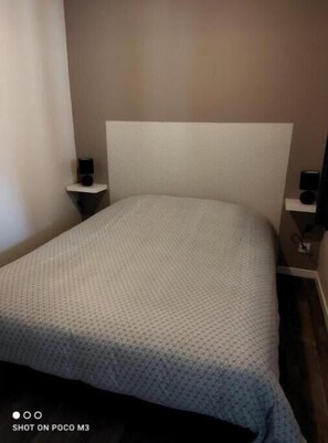 1 habitación, tabla de planchar con plancha, wifi gratis y ropa de cama 