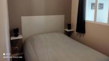 1 slaapkamer, een strijkplank/strijkijzer, gratis wifi, beddengoed