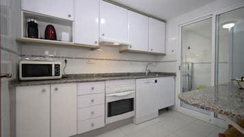 Een koelkast, een magnetron, een oven, een koffiezetapparaat/waterkoker