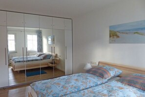 2 Schlafzimmer, Bügeleisen/Bügelbrett