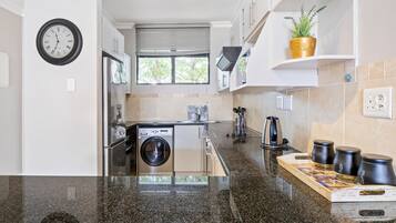 Apartamento (2 Bedrooms) | Cocina privada | Frigorífico grande, microondas, horno y placa de cocina