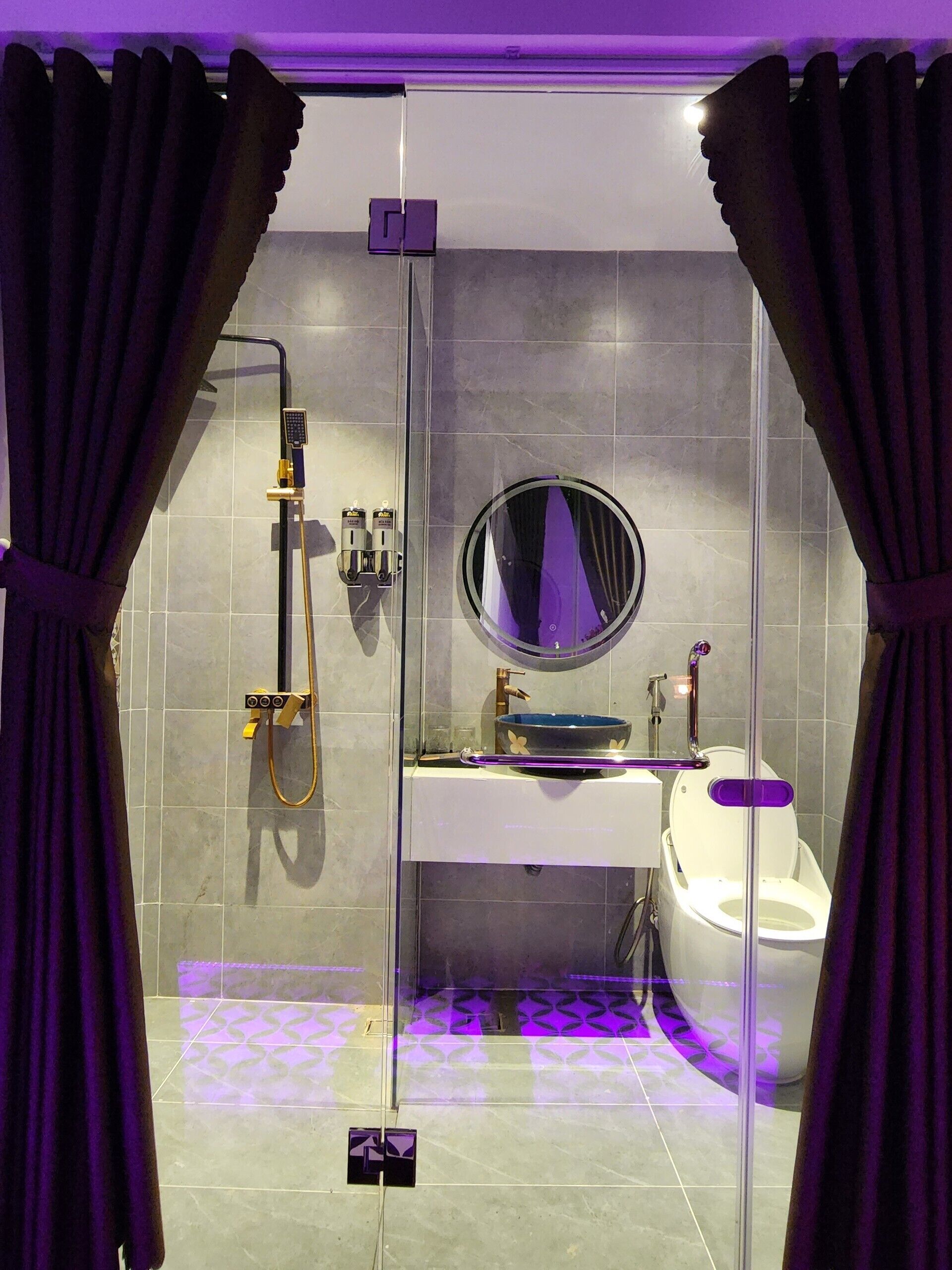 Meja kerja dan Wi-Fi gratis