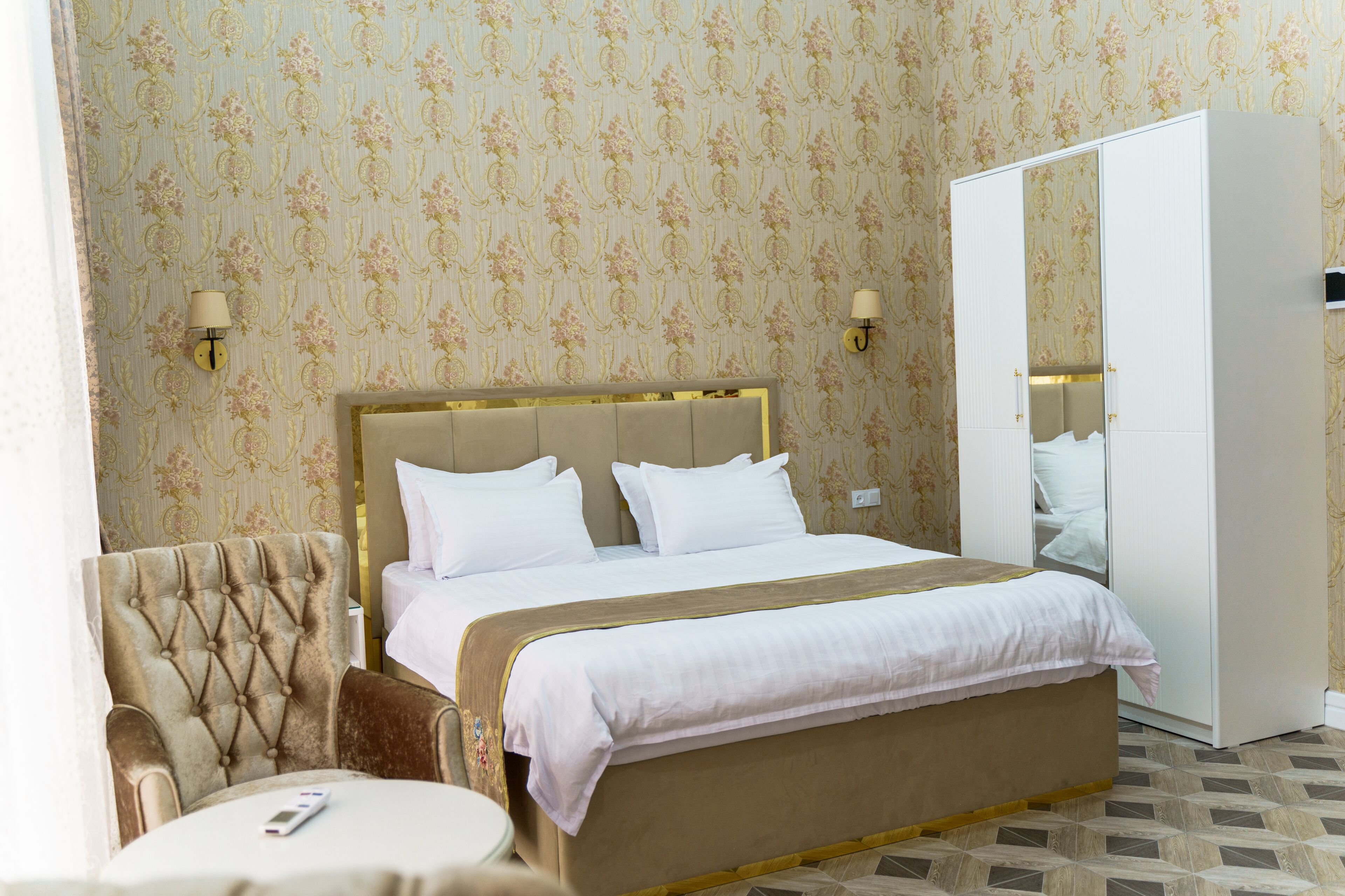 ملاءات من القطن المصري وأغطية فراش متميزة وميني بار وخزنة داخل الغرفة