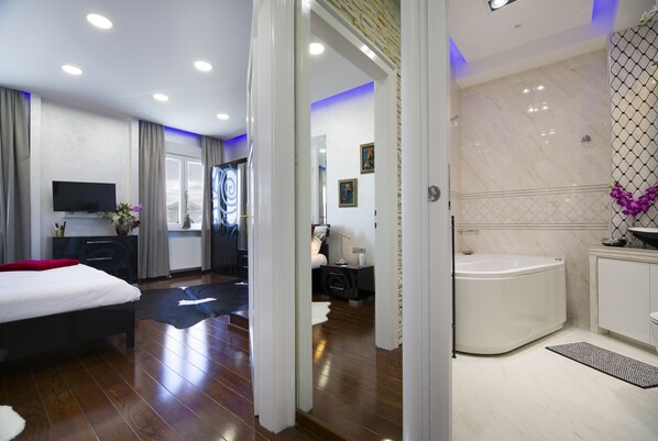 2 bedrooms, desk, soundproofing, iron/ironing board - Central Station Art Apartment (Split)