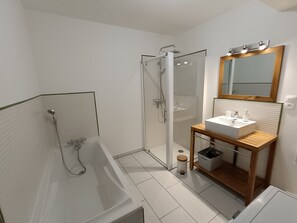 Shower, hair dryer, towels, soap - La Terrasse des Augustins (Limoux)