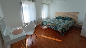 A bedroom with a bed, a desk, and a chair. - La Terrasse des Augustins (Limoux)