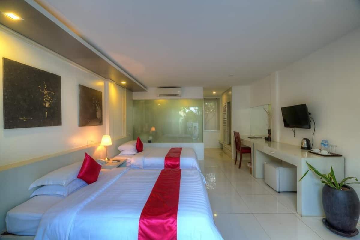 Deluxe Room, 2 Twin Beds | Living area