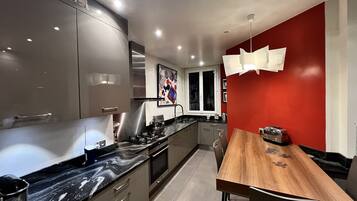 KylskÄp, mikrovÄgsugn, ugn och spishÀll