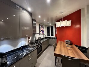 Réfrigérateur, micro-ondes, four, plaque de cuisson