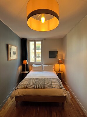 3 habitaciones, escritorio y tabla de planchar con plancha 