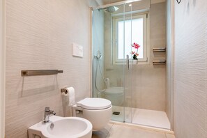 Dusche, Haartrockner, Bidet, Handtücher