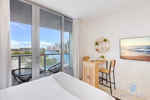 Desk, iron/ironing board, travel crib, WiFi - Near Beach|Modern Apartment: Amazing Pool (Hallandale Beach)