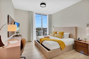 Desk, iron/ironing board, travel cot, WiFi - Hollywood Beach Rooftop Pool Hot Tub (Hollywood)