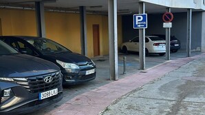 Ein Parkplatz mit einem blauen Schild, das einen Stellplatz für Motorräder kennzeichnet.