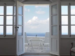 Exclusive Apartment, Sea View | Decoración individual, mobiliario individual, escritorio