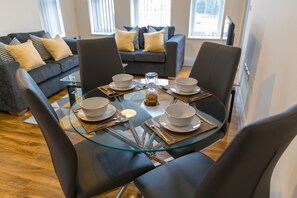 Dining - Heathrow Apartments Peace and Proximity Near Heathrow Airport (Stanwell)