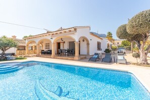 Innendørsbasseng og et oppvarmet basseng